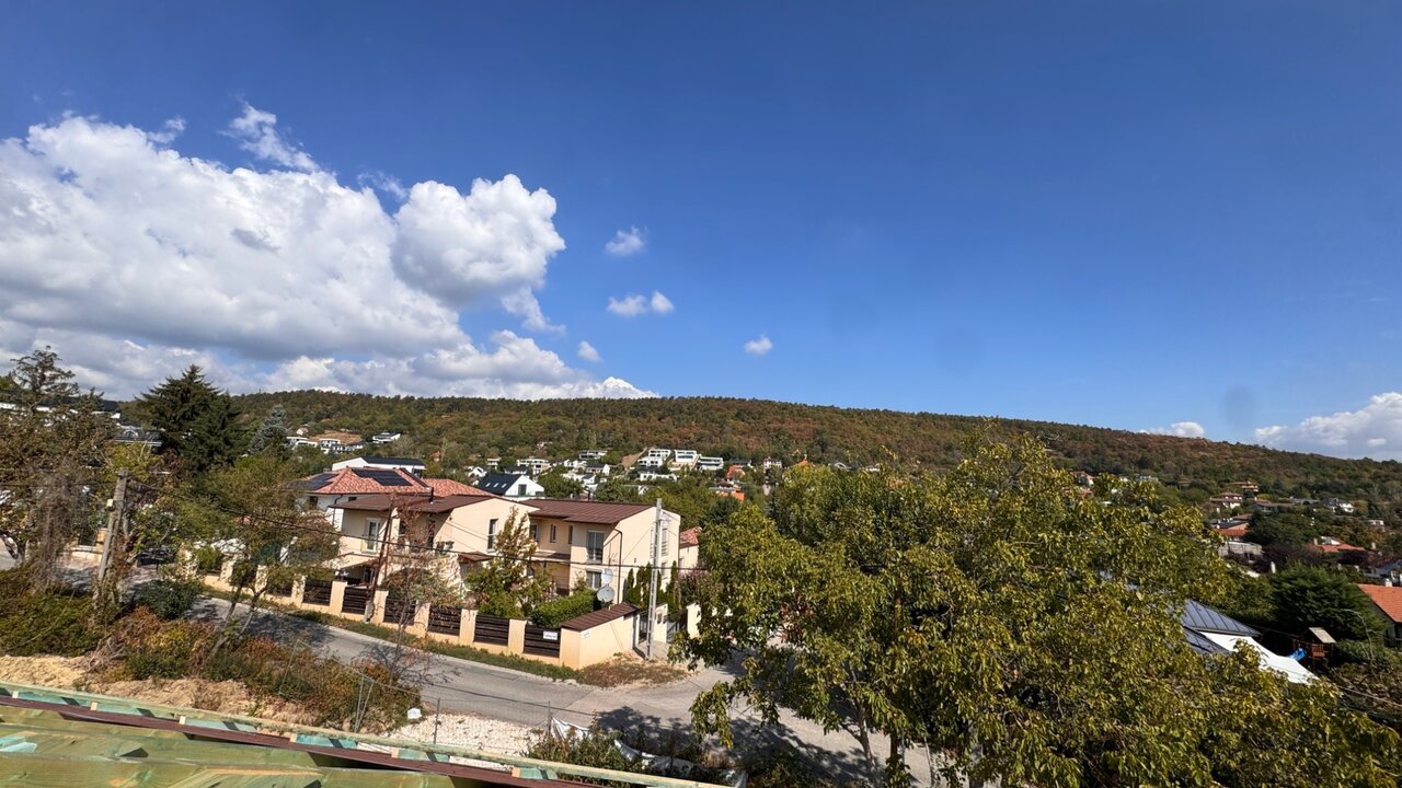 Panoráma a teraszról az aranyhegyi zöldövezetre és a budai hegyekre