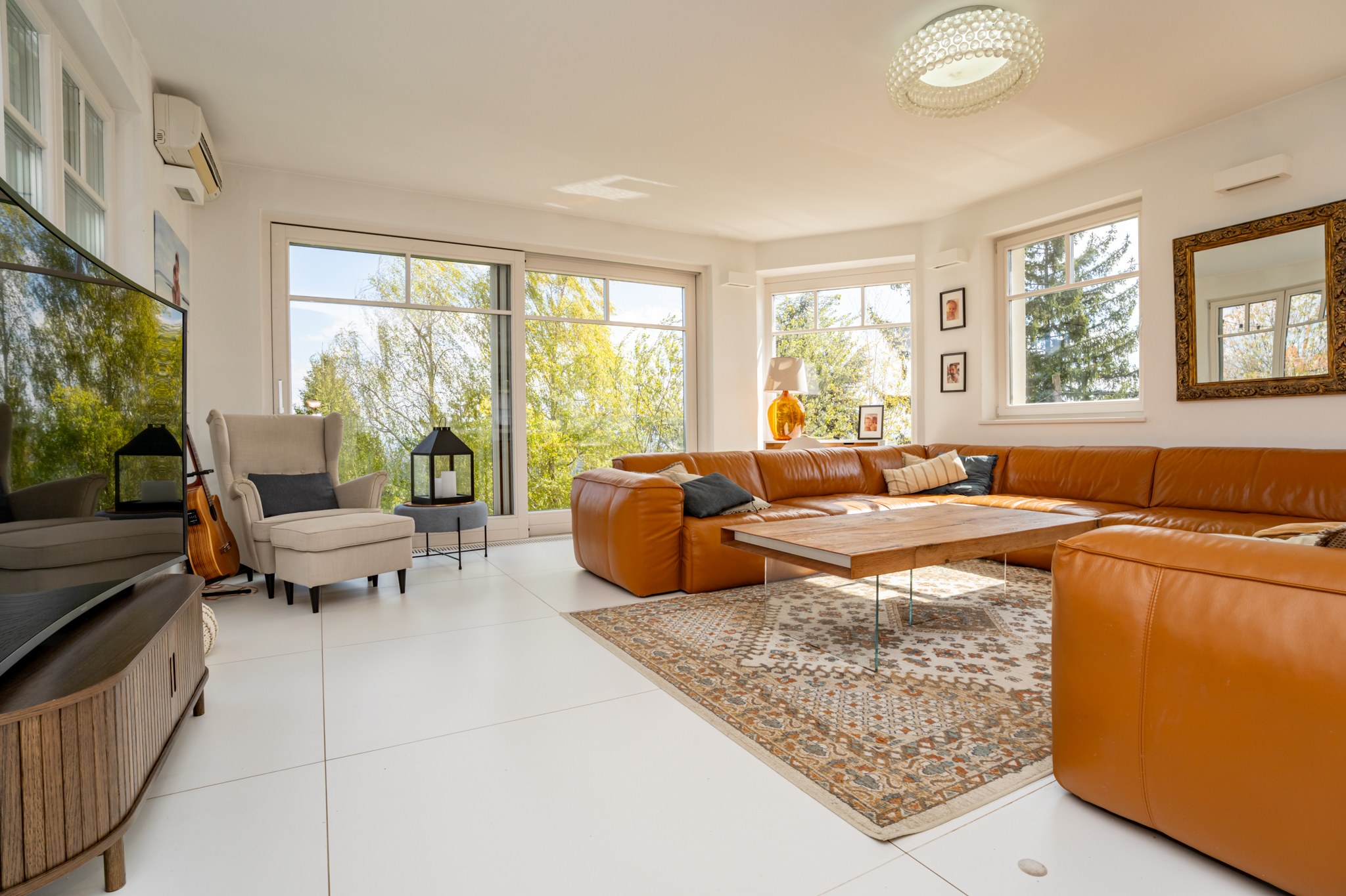 Testvérhegyi modern luxusvilla panorámás nappalija